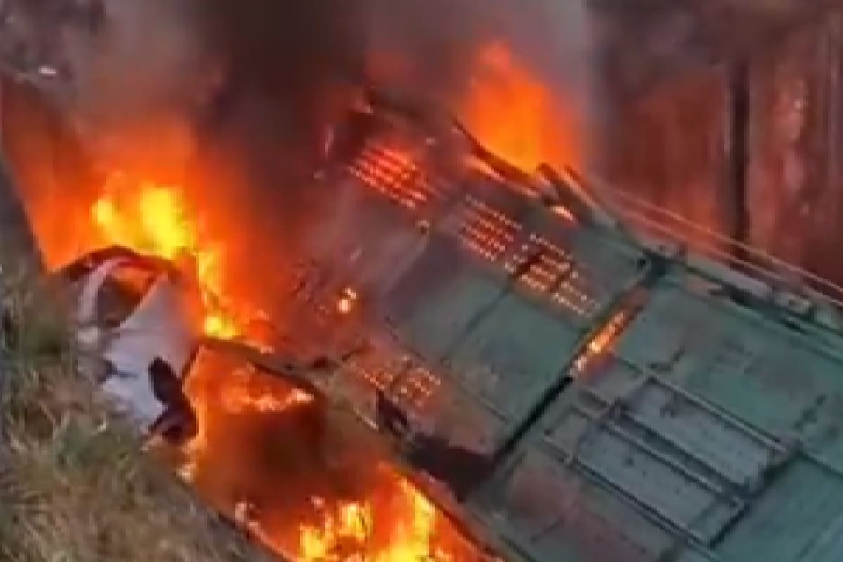 El camión se incendió luego de caer del puente en Corrientes
