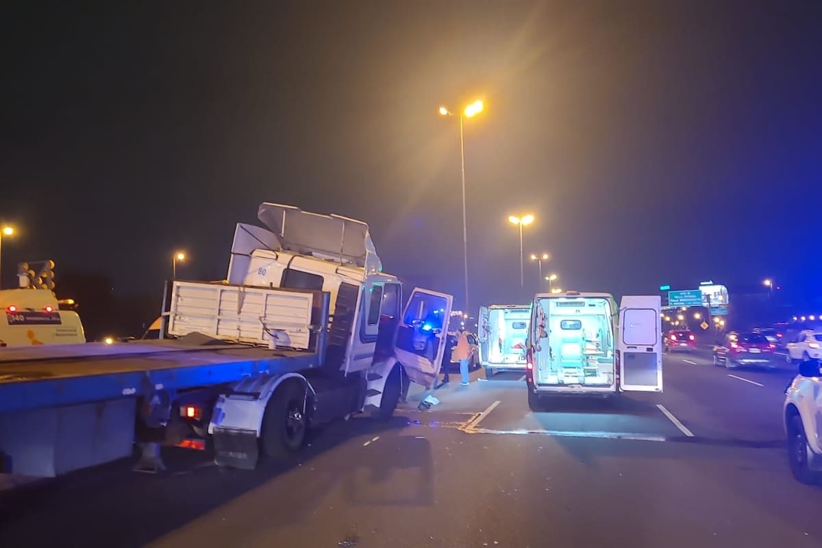 El camión siniestrado en la Panamericana y las ambulancias del SAME