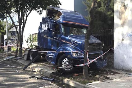 El camión, tras haber arrollado al Volkswagen Bora en el que murieron un hombre y su hijo, en el barrio porteño de Villa Real