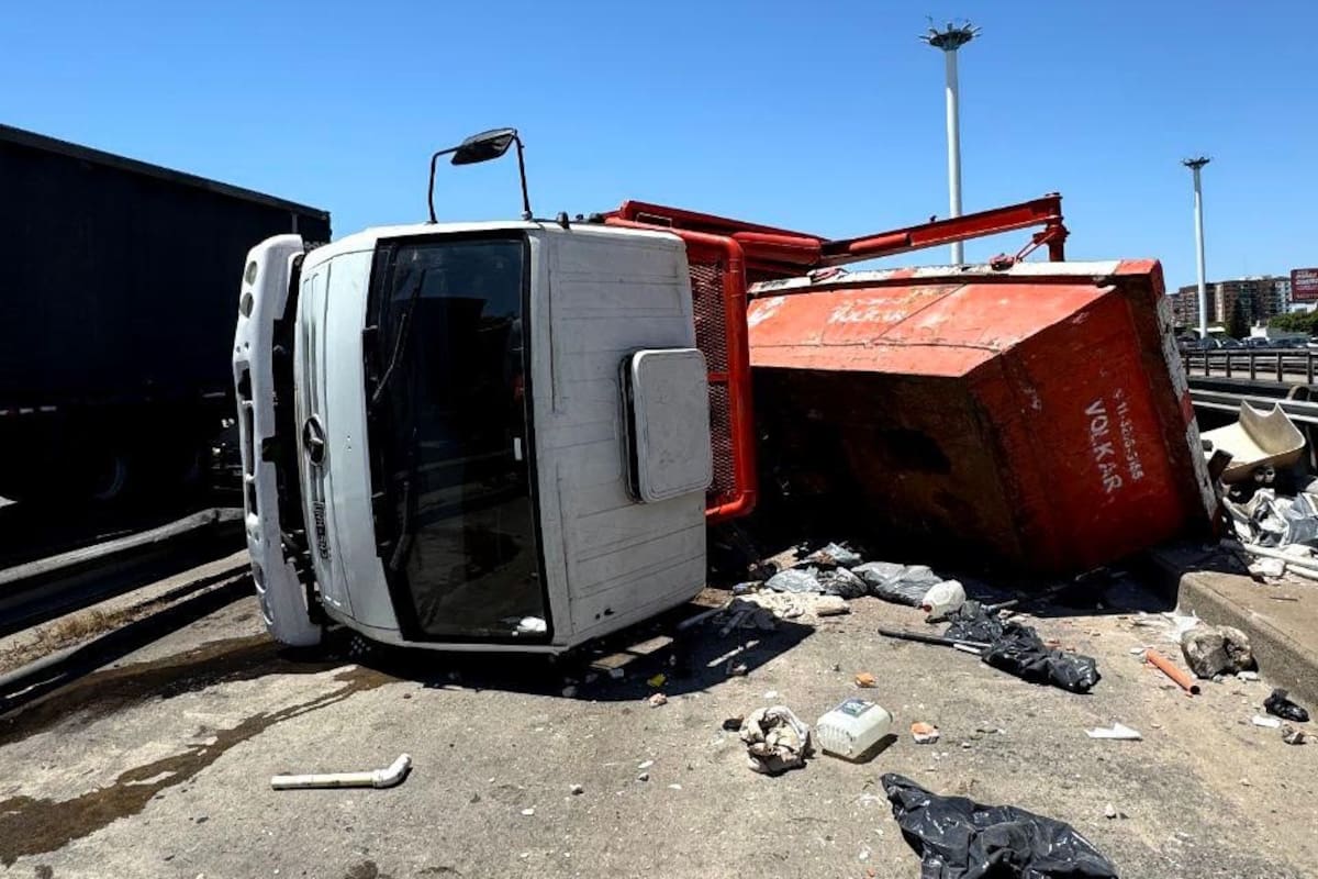 El camión, volcado en la General Paz