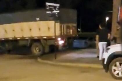 El camionero, instantes antes de chocar marcha atrás contra el frente del boliche La Palma Bar, de Orense