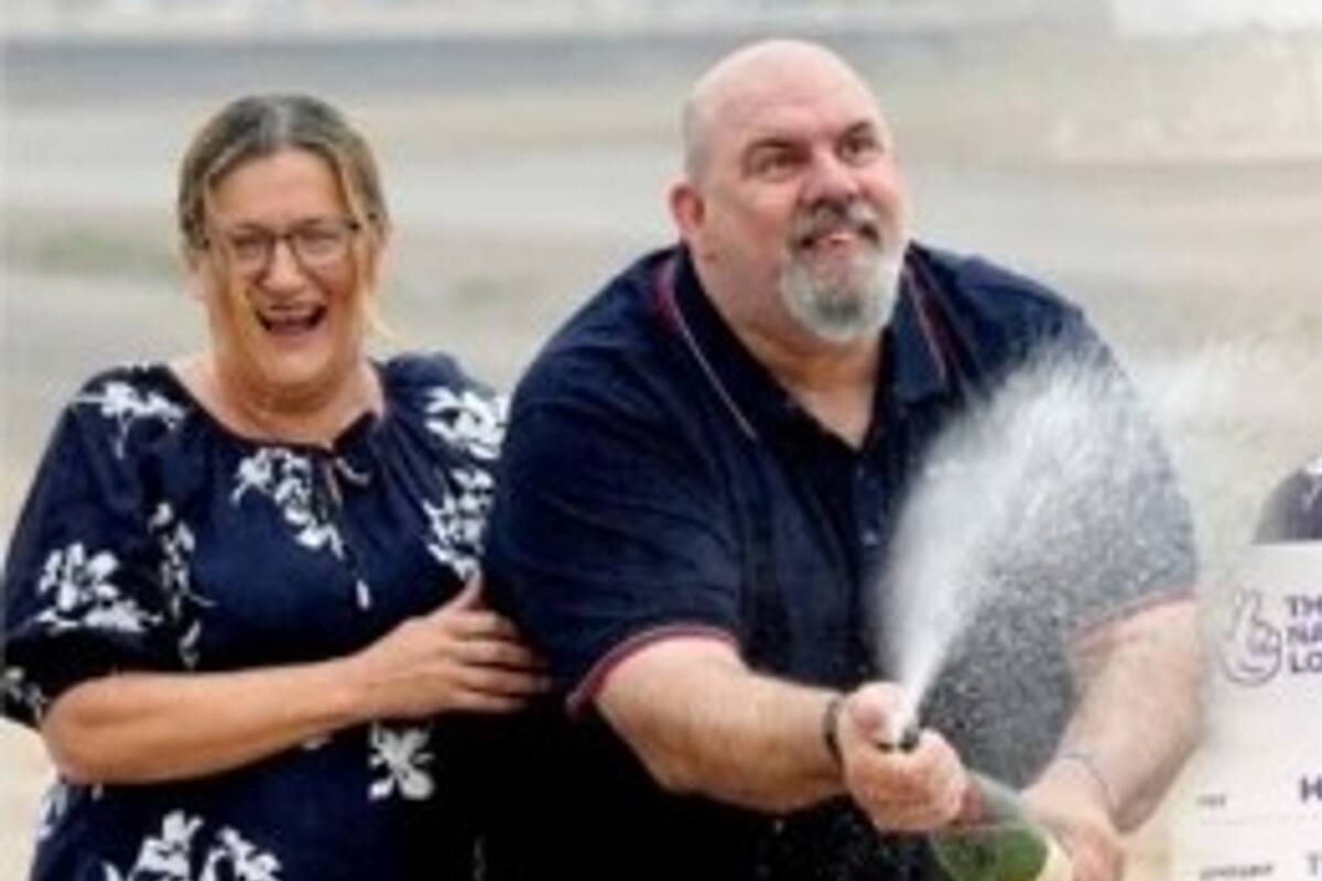 El camionero Lee Kuchczynskiy y su mujer Heley festejando el millonario premio