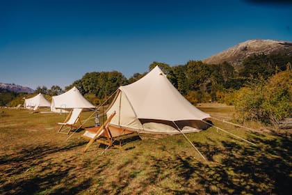 El camp cuenta con duchas de agua caliente, áreas de relax en el bosque y a orillas del río