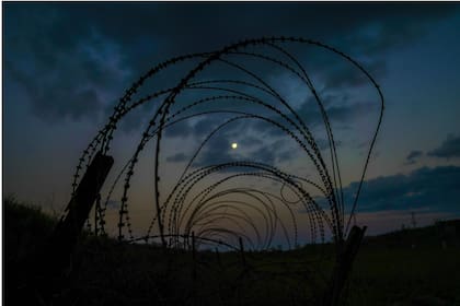 El Campamento Rayos X, que ya no se usa, fue el campamento de detención original para detenidos después de los ataques del 11-S. Un número de detenidos ya viven con lo que sus abogados afirman que son los efectos secundarios físicos y psicológicos de la tortura, lo que hace su salud especialmente pr