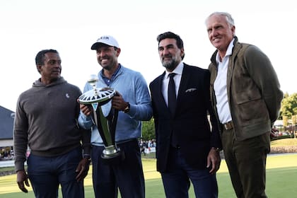 El campeón Charl Schwartzel, con el trofeo y junto al CEO de lLIV Golf Greg Norman y Yasir Al-Rumayyan