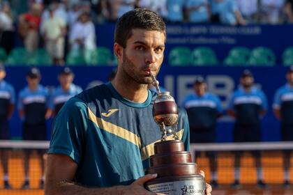 El campeón con el trofeo: Facundo Díaz Acosta, de 23 años, dio la gran sorpresa de la 24a edición del ATP de Buenos Aires conquistando el título
