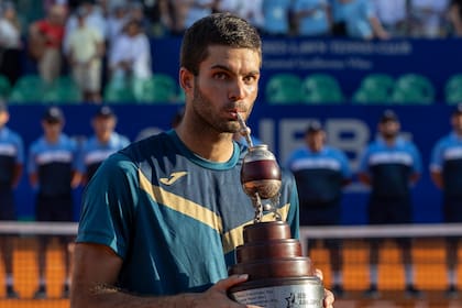 El campeón con el trofeo: Facundo Díaz Acosta, de 23 años, dio la gran sorpresa de la 24a edición del ATP de Buenos Aires conquistando el título