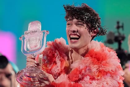 El campeón de Eurovisión Nemo devuelve su trofeo en protesta por la inclusión de Israel