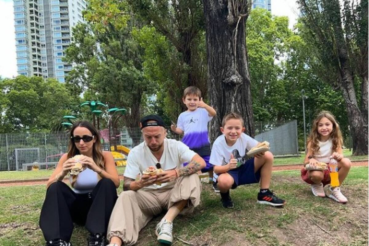 El campeón del mundo Alejandro "Papu" Gómez y su familia comiendo sándwiches de bondiola, una de las imágenes elegidas para la campaña