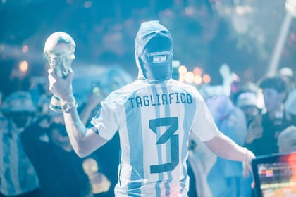 El campeón del mundo con su camiseta de la Selección y la copa en mano.