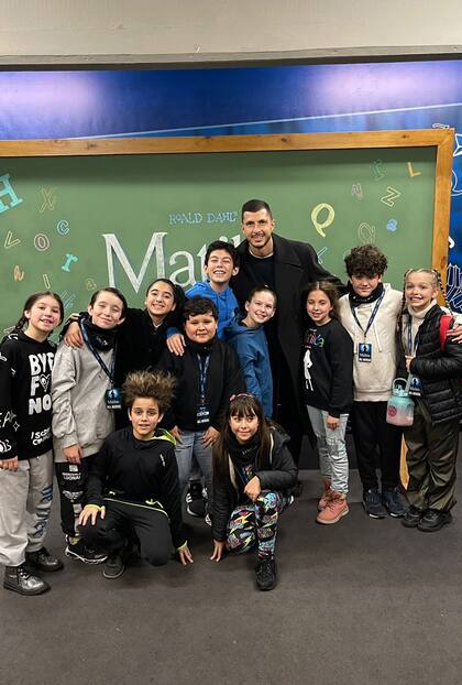 El campeón del mundo Guido Rodríguez junto al elenco infantil de Matilda, el musical