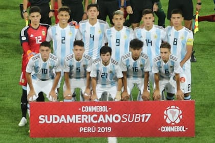 El campeón del Sudamericano sub17: la formación argentina de la última fecha ante Ecuador, con Losas, Flores, Lomónaco, Godoy, Lecanda y Sforza; abajo, Palacios, Ayala, Vera, Medina y Aude