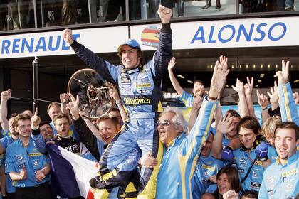 El campeón, en andas: Fernando Alonso celebra en 2005 su primera corona de Fórmula 1 con el equipo Renault y rompe con la hegemonía de Michael Schumacher y Ferrari