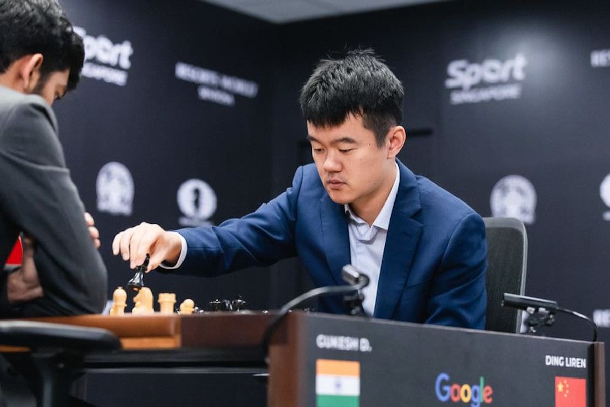 El campeón mundial chino Ding Liren, durante una de sus partidas contra el Gran Maestro indio Dommaraju Gukesh