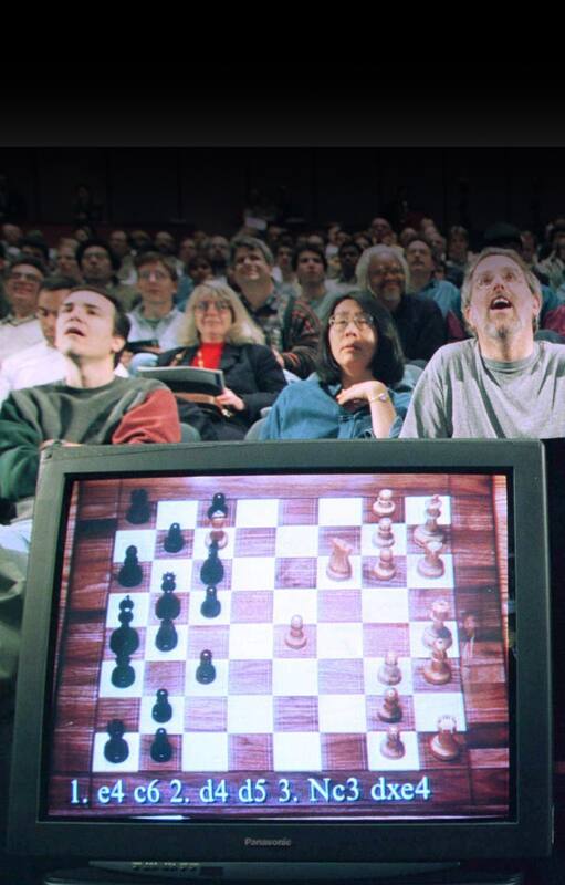 El campeón mundial de ajedrez Garry Kasparov durante el juego seis de la partida de ajedrez contra el superordenador de IBM, Deep Blue.