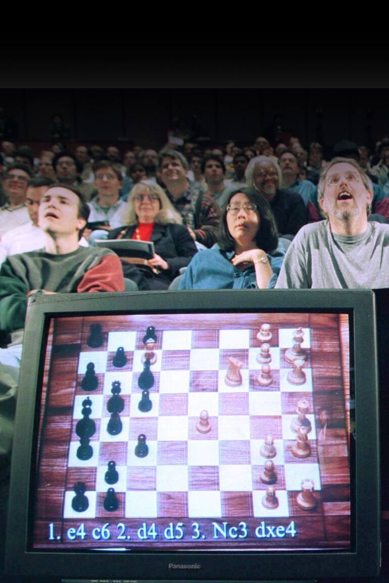 El campeón mundial de ajedrez Garry Kasparov durante el juego seis de la partida de ajedrez contra el superordenador de IBM, Deep Blue.