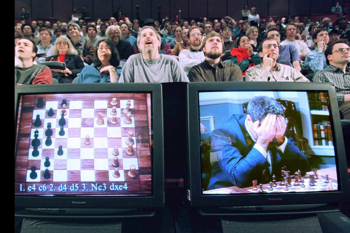 El campeón mundial de ajedrez Garry Kasparov durante el juego seis de la partida de ajedrez contra el superordenador de IBM, Deep Blue.