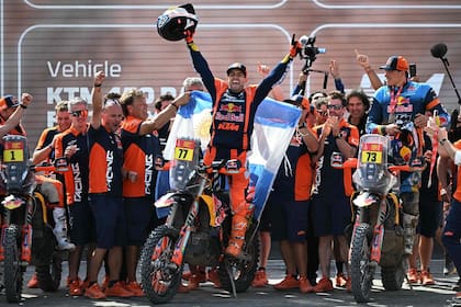 El campeón, su equipo y la bandera nacional, en el podio