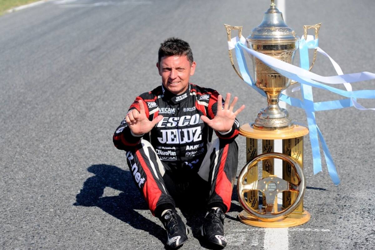 El campeón y la Copa: Ortelli celebra la nueva conquista, la séptima en el Turismo Carretera; el piloto de Salto no conseguía la corona desde 2011