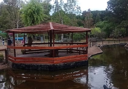 El camping Costa Silvestre cuenta con un lago artificial