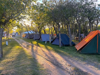 El Camping Estancia El Carmen tiene desde gimnasio, yoga y clases de baile en la playa, hasta talleres de cerámica, torneos de tejo, vóley, paleta y minigolf hasta shows en el “Salón de la Diversión” con karaoke, teatro, peña folklórica y bingo