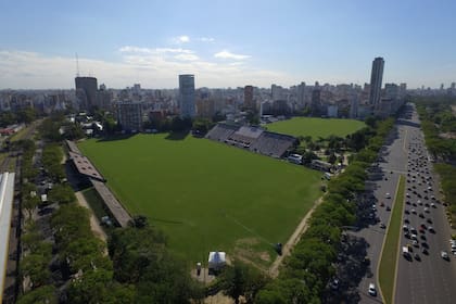 El Campo Argentino de Polo, que recibe decenas de miles de personas entre noviembre y diciembre entre los partidos y los "after polo"; jugar el torneo sin concurrencia es una alternativa, aunque no deseada; "es único el público argentino", destaca Pablo Mac Donough.