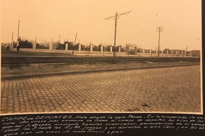 El campo de deportes de la Fábrica Argentina de Alpargatas estaba ubicado sobre la calle Pavón, en Avellaneda