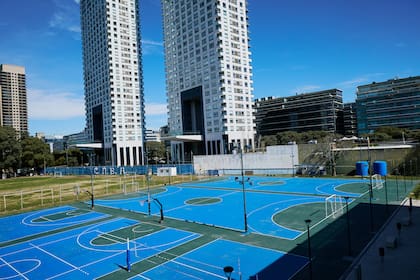 El Campo de Deportes está rodeado de edificios