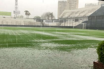 El campo de juego del estadio de Quilmes, imposible: se suspendió Estudiantes-Newells.