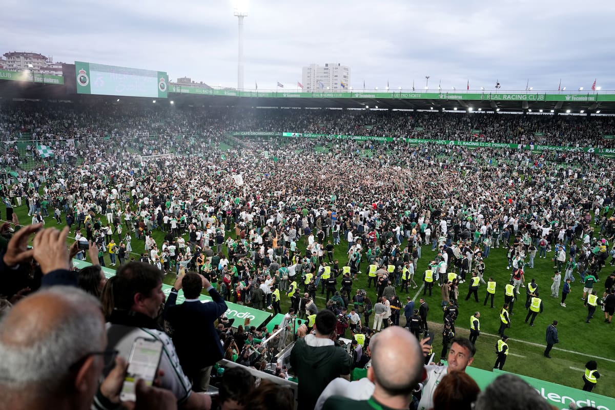El campo de juego del Sardinero, copado por los hinchas de Racing de Santander, que celebran el regreso a la primera división de España