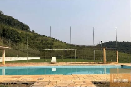 El campo de Pelé estaba integrado con una cancha para jugar al fútbol, justo al lado de la pileta