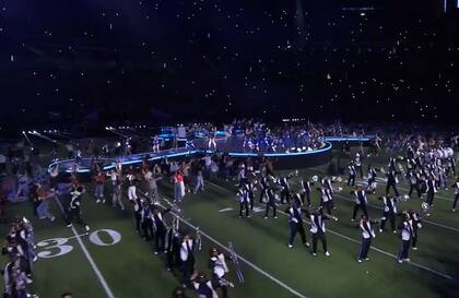 El campo del Allegiant Stadium de Las Vegas se convirtió en una pasarela de baile en el medio tiempo del Super Bowl