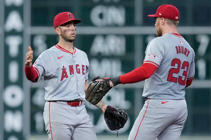 El campocorto de los Angelinos de Los Ángeles, Zach Neto, a la izquierda, y el primera base Brandon Drury (23), celebran después de vencer a los Astros de Houston, el domingo 22 de septiembre de 2024, en Houston. (AP Foto/Kevin M. Cox)