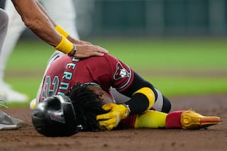 Geraldo Perdomo sale del juego con los Diamondbacks tras recibir un lineazo en el casco