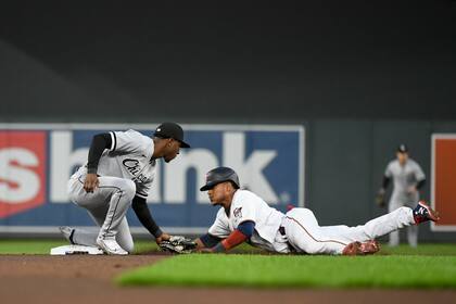 El campocorto de los Medias Blancas de Chicago Tim Anderson (izquierda) elimina a Jorge Polanco, de los Mellizos de Minnesota cuando intentaba robar la segunda base en el primer inning del juego de la MLB que enfrentó a los dos equipos el 22 de abril de 2022, en Minneapolis. (AP Foto/Craig Lassig)