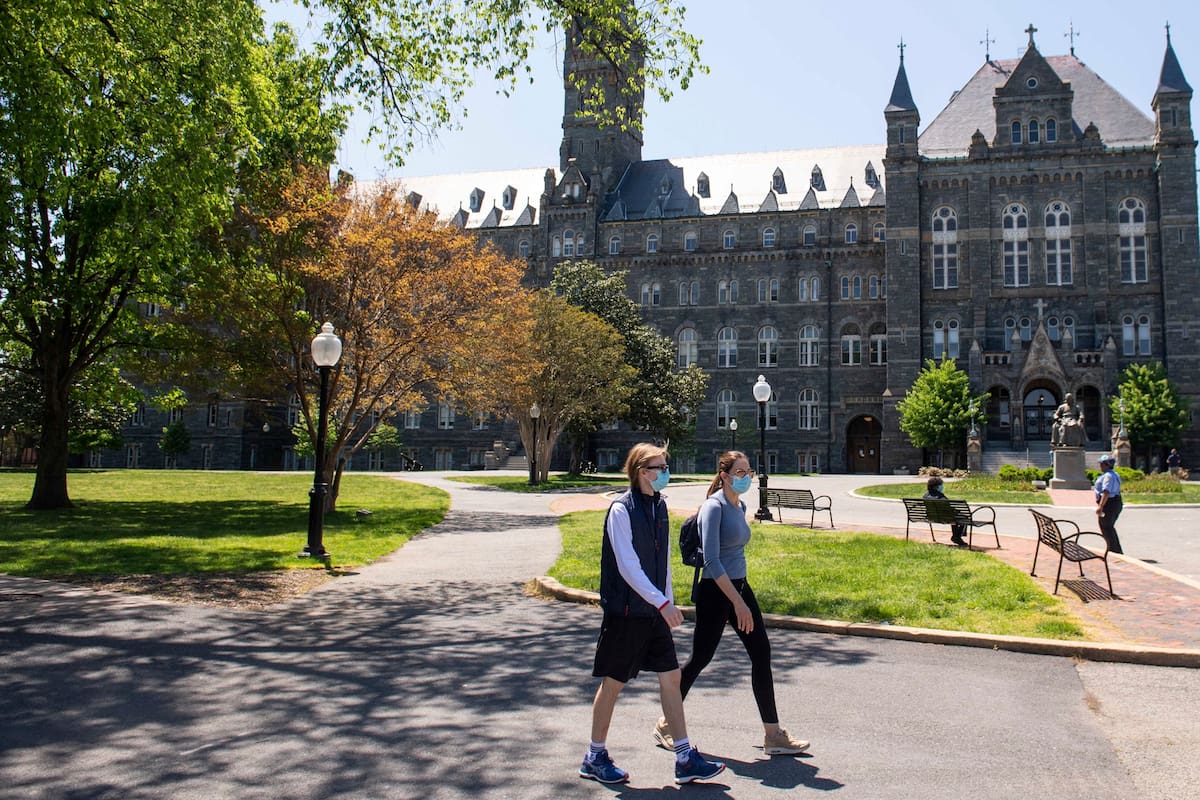 El campus de la Universidad de Georgetown se ve casi vacío ya que las clases se cancelaron debido a la pandemia de coronavirus, en Washington, DC, el 7 de mayo de 2020. - El costo de una educación universitaria en los Estados Unidos ha sido por mucho tiempo deslumbrante, con un año costando decenas