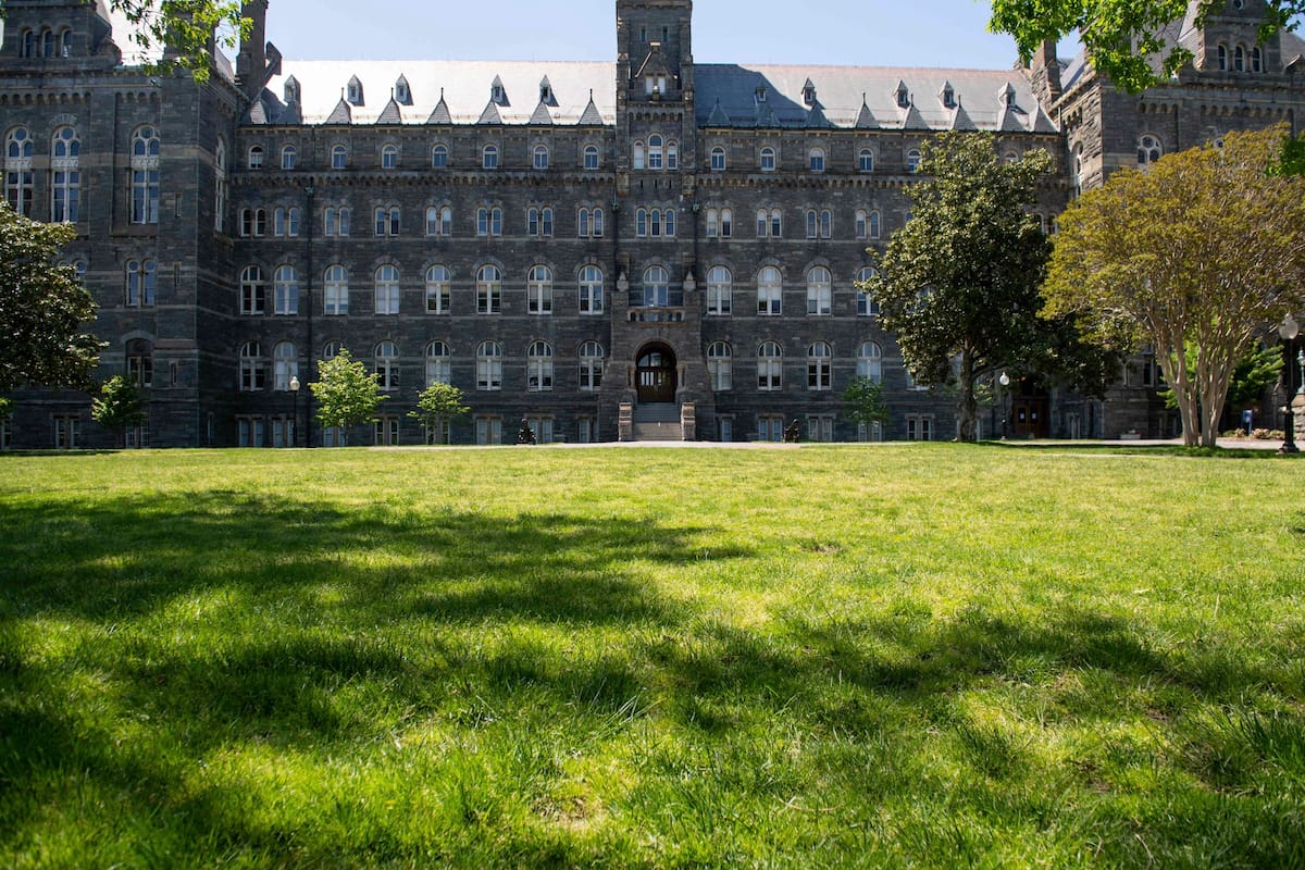 El campus de la Universidad de Georgetown se ve casi vacío ya que las clases se cancelaron debido a la pandemia de coronavirus, en Washington, DC, el 7 de mayo de 2020. - El costo de una educación universitaria en los Estados Unidos ha sido por mucho tiempo deslumbrante, con un año costando decenas