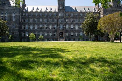 El campus de la Universidad de Georgetown se ve casi vacío ya que las clases se cancelaron debido a la pandemia de coronavirus, en Washington, DC, el 7 de mayo de 2020. - El costo de una educación universitaria en los Estados Unidos ha sido por mucho tiempo deslumbrante, con un año costando decenas