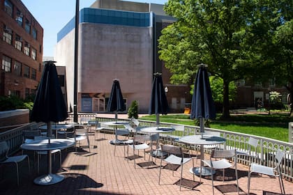El campus de la Universidad de Georgetown se ve casi vacío ya que las clases se cancelaron debido a la pandemia de coronavirus, en Washington, DC, el 7 de mayo de 2020. - El costo de una educación universitaria en los Estados Unidos ha sido por mucho tiempo deslumbrante, con un año costando decenas