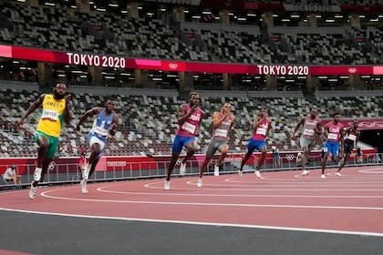 EL canadiense Andre De Grasse (4to a la izquierda) toma la curva en la final de los 200 metros en los Juegos Olímpicos de Tokio, el miércoles 4 de agosto de 2021. (AP Foto/Martin Meissner)