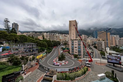 El canadiense Lance Stroll transita el imponente circuito de Mónaco.