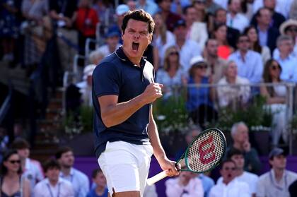 El canadiense Milos Raonic celebra la victoria sobre el británico Cameron Norrie durante el tercer día del The Queen's Club Championships, en Londres, el lunes 17 de junio de 2024. (Zac Goodwin/PA vía AP)