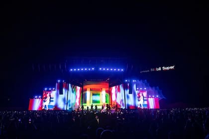 El canadiense sorprendió al aparecer en el escenario