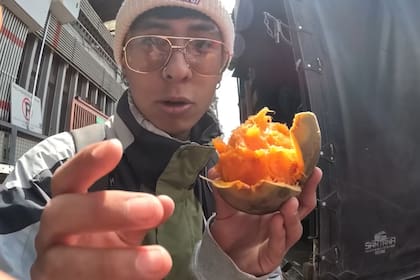 El canal de Youtube Sin rol específico mostró cómo es comer en la calle (Captura video)