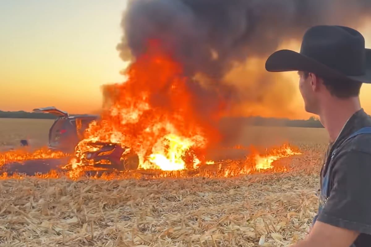 El canal de Youtube WhistlinDiesel incendió un Ferrari F8 en un maizal seco hace unos años