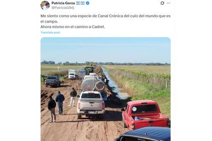 El canal que hicieron a un lado del camino rural