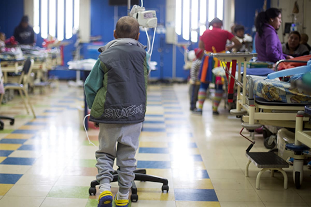 El cáncer infantil comprende numerosos tipos de tumores diferentes que se desarrollan en niños y adolescentes de 0 a 19 años. Los tipos más comunes son la leucemia, el cáncer cerebral, el linfoma y los tumores sólidos como el neuroblastoma y el tumor de Wilms.