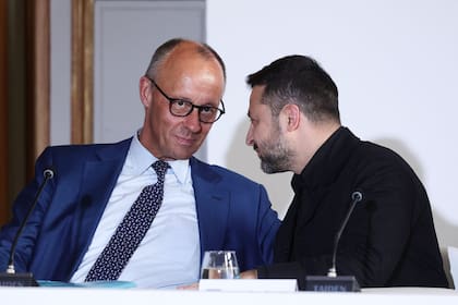 El canciller alemán, Friedrich Merz, habla con Volodimir Zelensky en el Hotel de los Inválidos, en París (AFP)