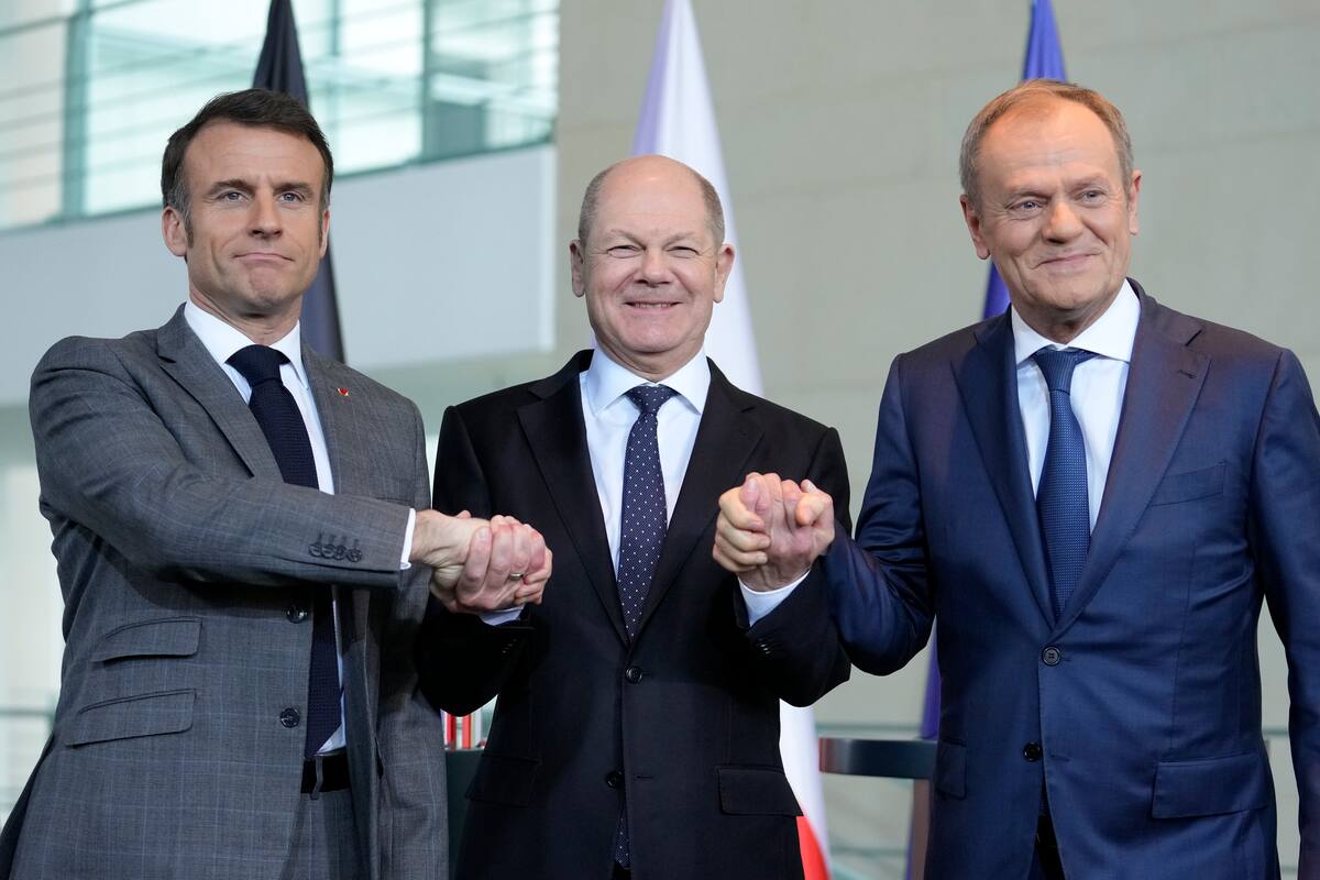 El canciller alemán Olaf Scholz, centro, el presidente francés Emmanuel Macron, izquierda, y el primer ministro de Polonia Donald Tusk se estrechan las manos en una conferencia de prensa en Berlín, Alemania, el viernes 15 de marzo de 2024