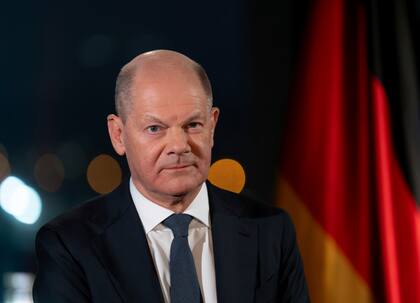 El canciller alemán, Olaf Scholz, con el Reichstag como telón de fondo. (Soeren Stache/dpa vía AP)